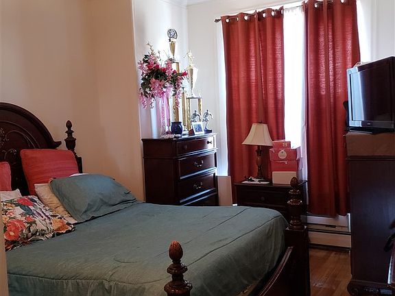 5th image of 1521 Manhattan Ave