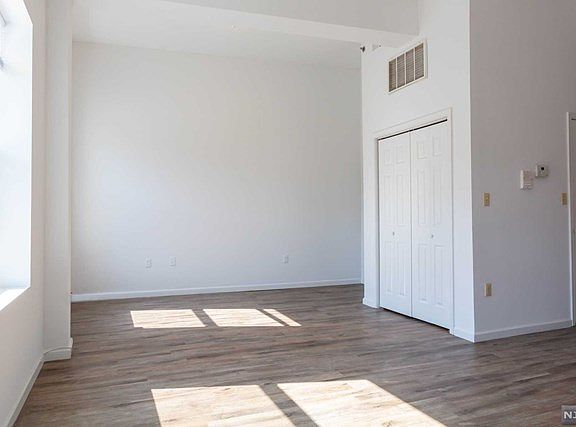 3rd image of 517 Communipaw Ave