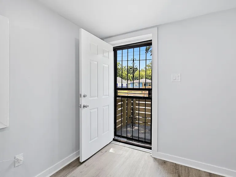 2336 Clifton Ave — Photo 6
