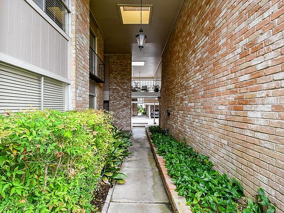 4th image of 2230 S Piney Point Rd APT 221