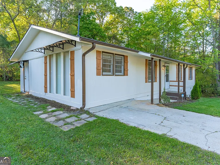 2290 Pinetree Ln NE — Photo 3