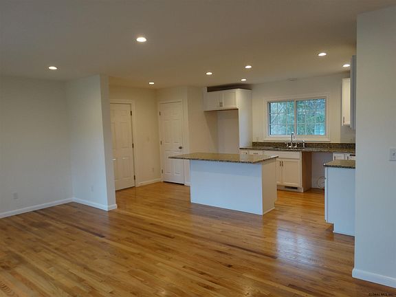 4th image of 464 Elm Ave