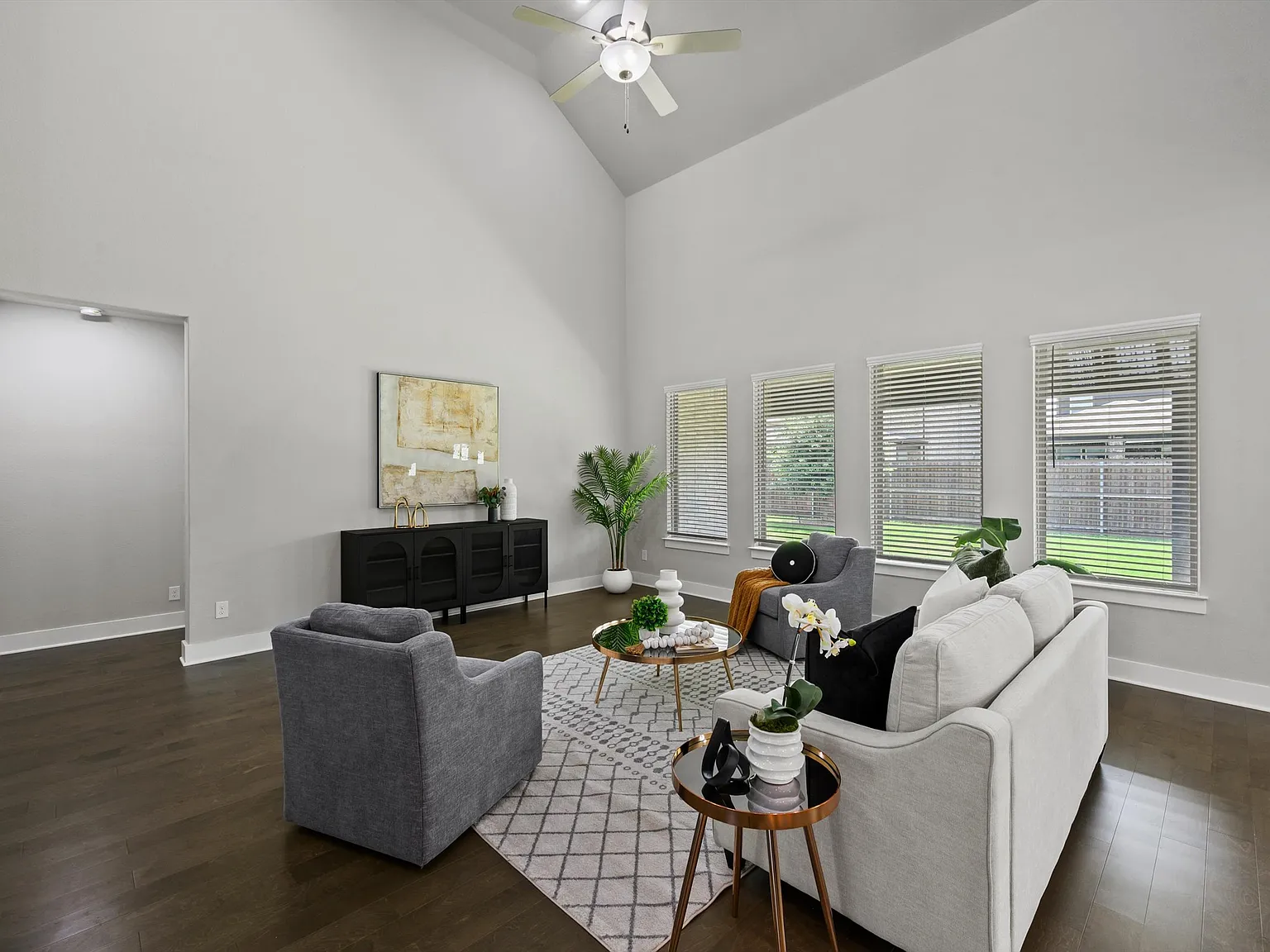 4 bed, 3372 sqft, $3,900 — Photo 3