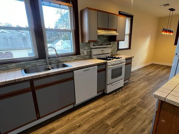 2nd image of 20 Dover Ln Floor 2