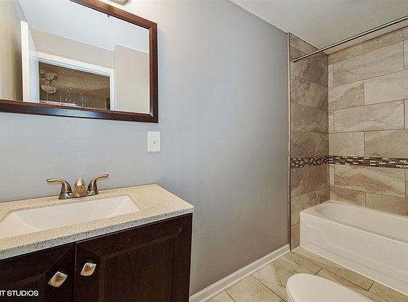 3rd image of 1045 W Belmont Ave #3F