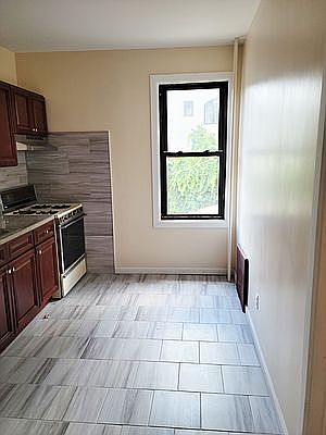 3rd image of 486 E 4th St Floor 1