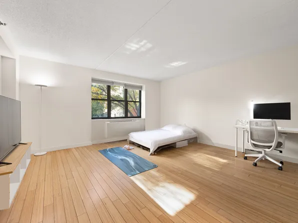 516 West 47th Street image 3 of 10