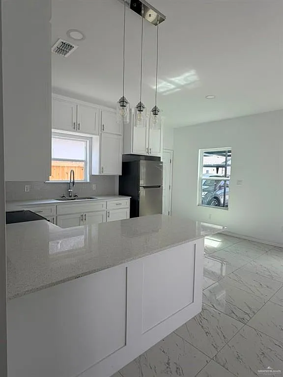 3 bed, 2.0 bath, 2068 sqft, $1,350 — Photo 2