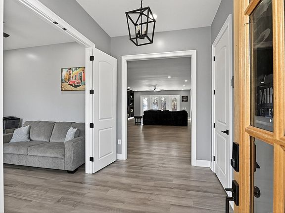 7th image of 377 Margot Dr