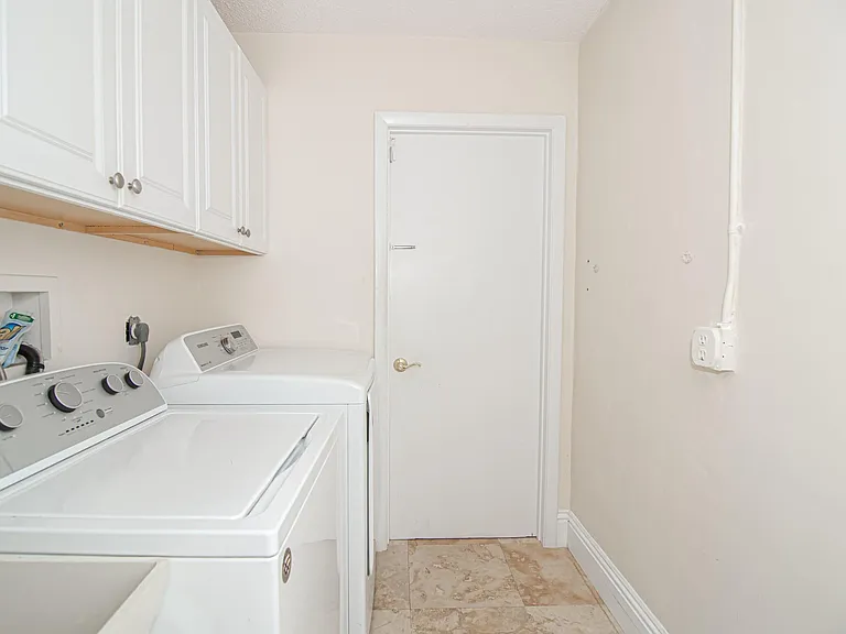 8410 Brussels Way — Photo 30