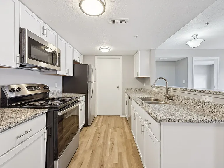 Somerset Place Apartments — Photo 57