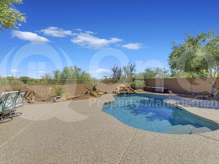 2561 N Hawthorn Dr — Photo 60