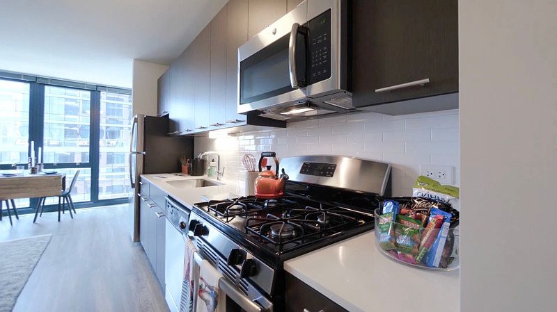 1st image of 661 N La Salle Dr #300