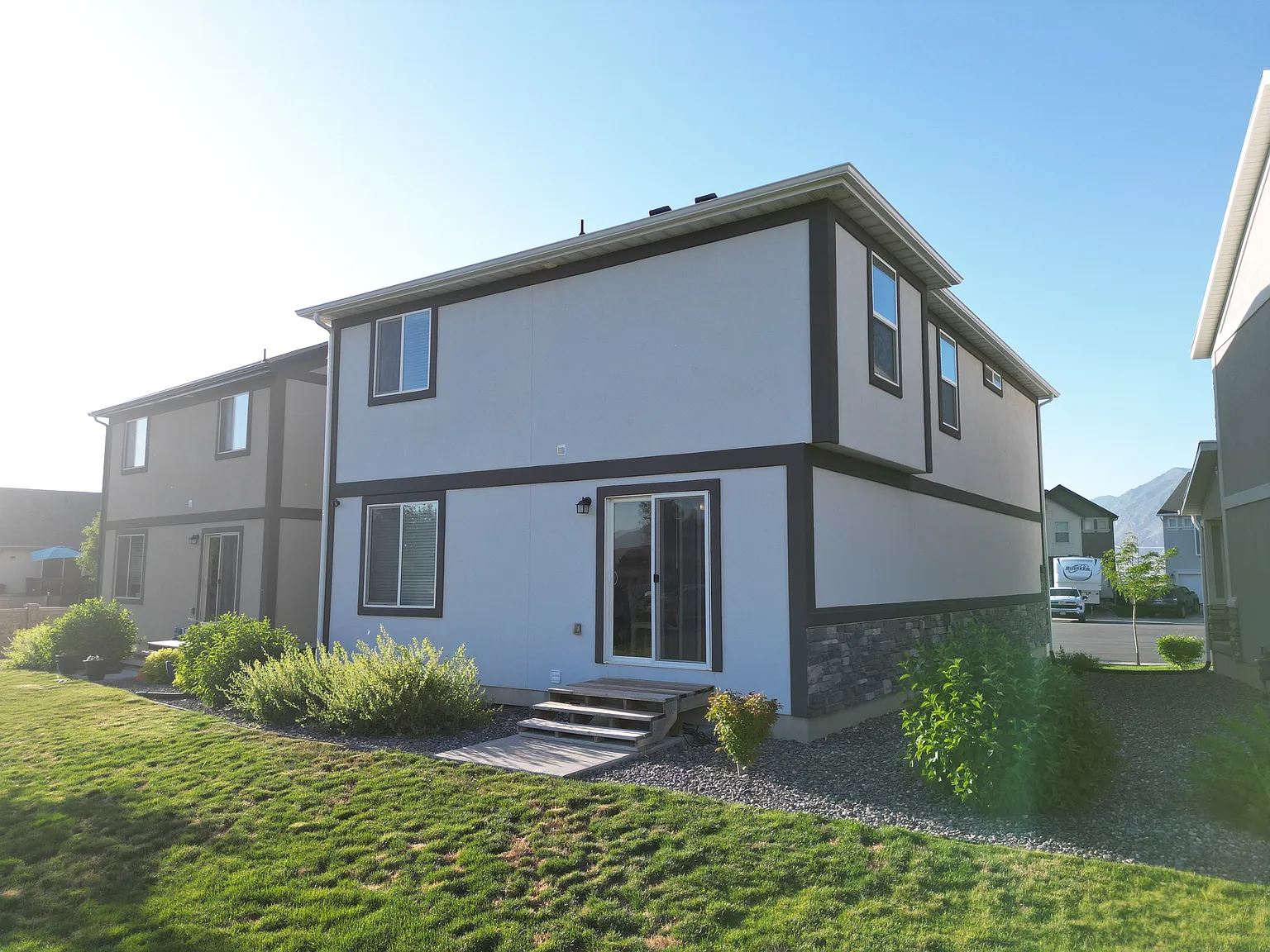 4 bed, 2.5 bath, 2450 sqft, $2,600 — Photo 2