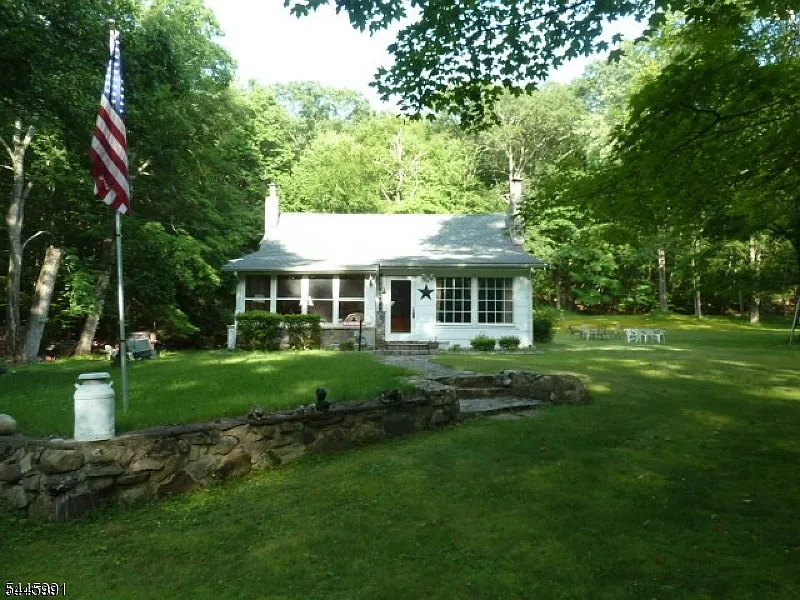 2 bed, 1.0 bath, $2,400 — Photo 2