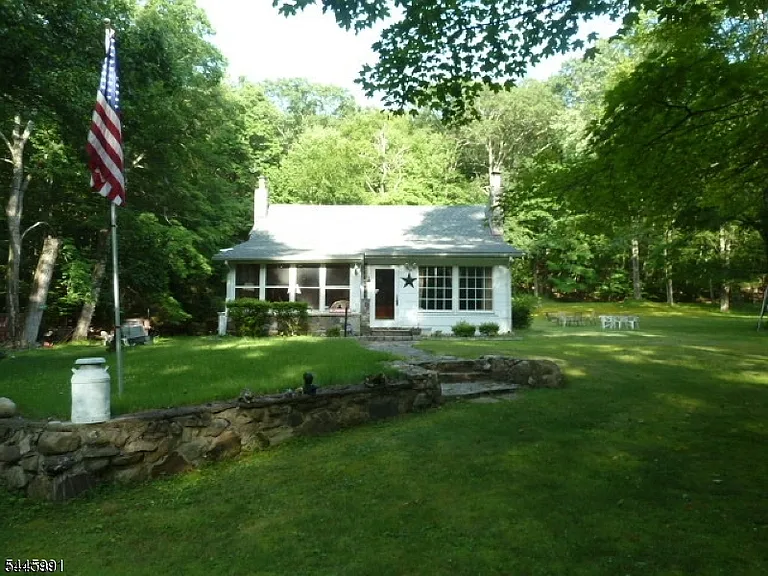 860 Burnt Meadow Rd — Photo 2