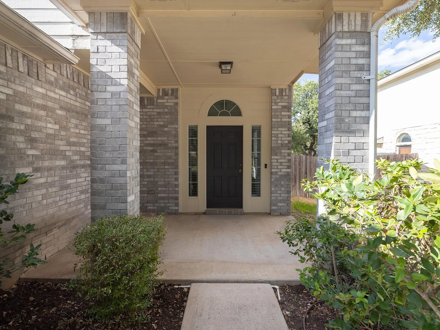 3 bed, 2.5 bath, 2223 sqft, $2,150 — Photo 3