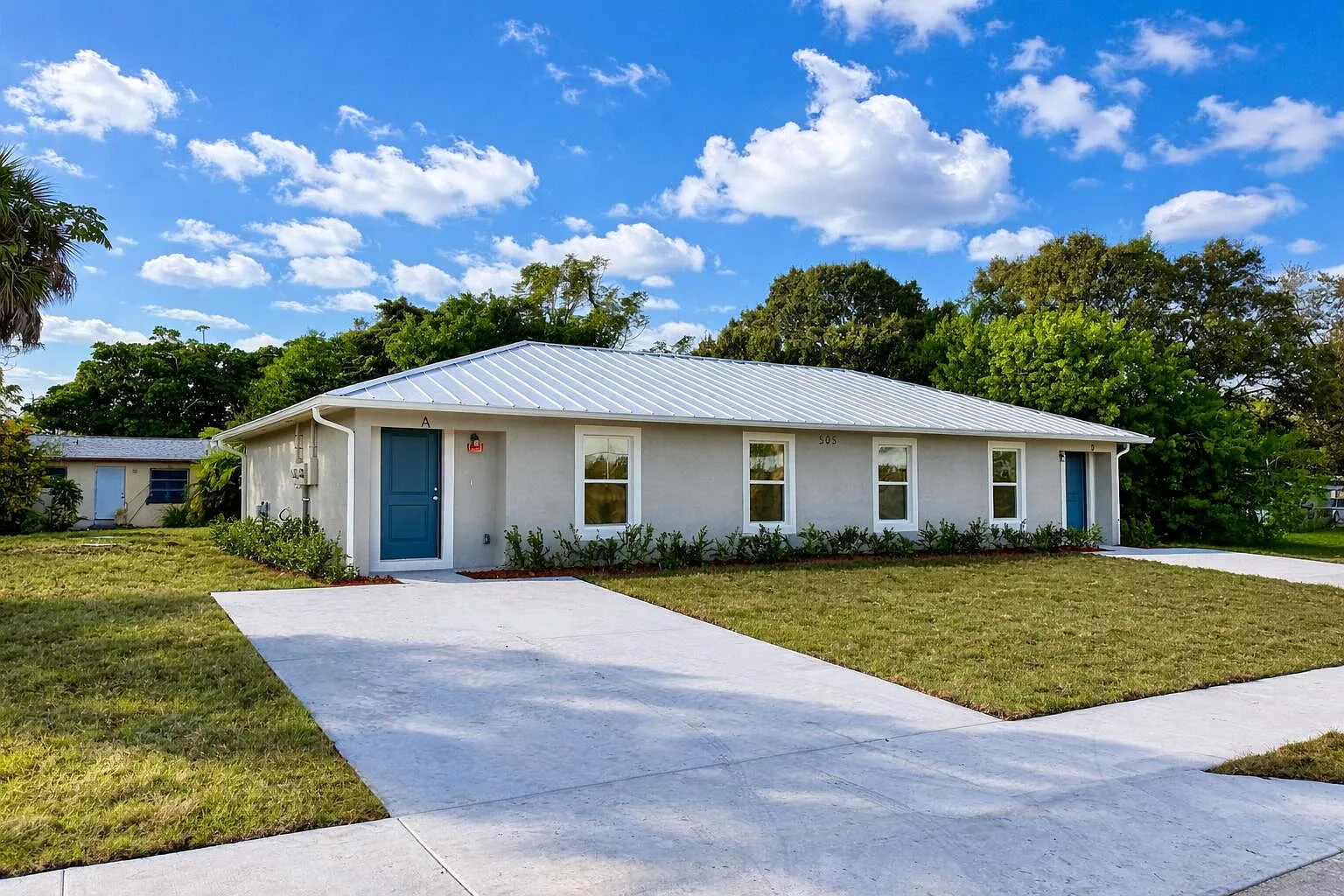 3 bed, 1.0 bath, 879 sqft, $2,660 — Photo 1