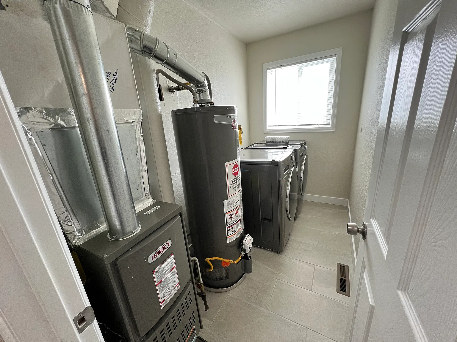 3 bed, 1051 sqft, $2,600 — Photo 2