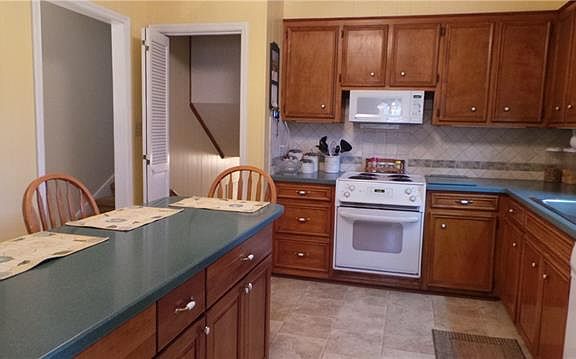 4th image of 2055 Elizabeth Ave