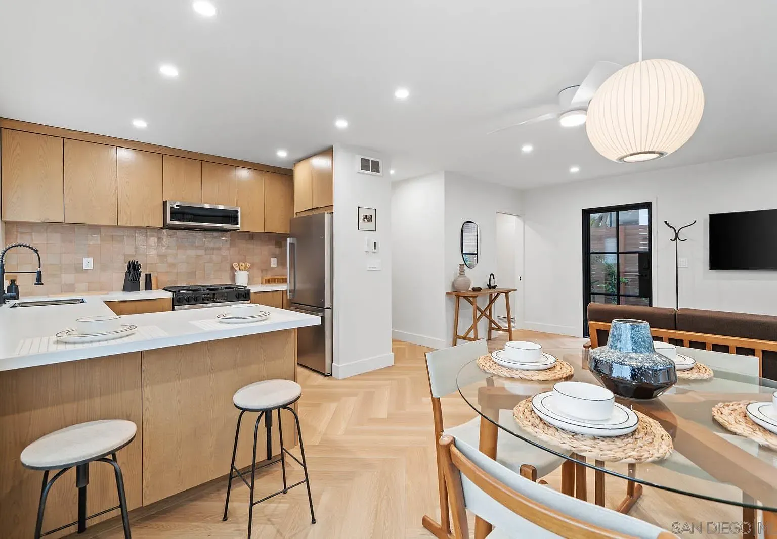 2 bed, 1.0 bath, 962 sqft, $7,950 — Photo 2