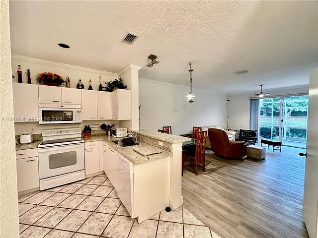 Building Photo - 2122 Pasa Verde Ln #4