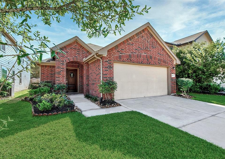 Such a sweet house to call home. This gently lived in home is move-in ready. Visit to see if this home is calling your name.