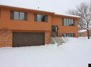1539 Pleasant View Dr APT 101, North Mankato, MN 56003