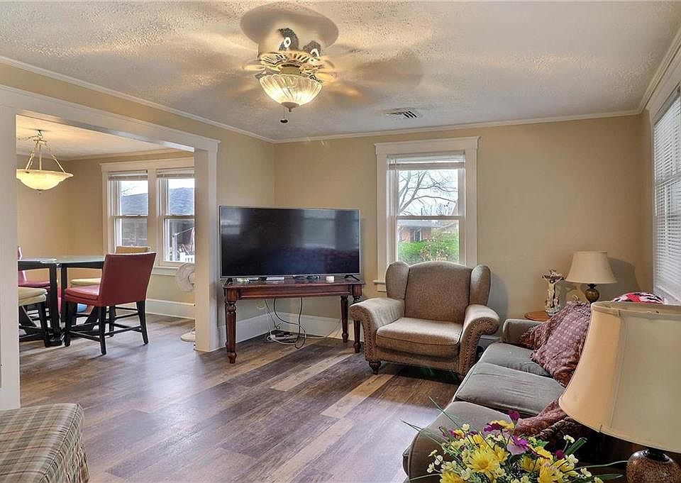 215 E Broad St, East Stroudsburg, PA 18301 Zillow