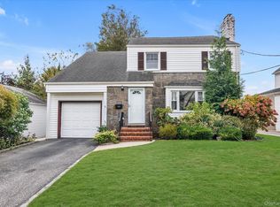 8 Sachem St, East Rockaway, NY 11518