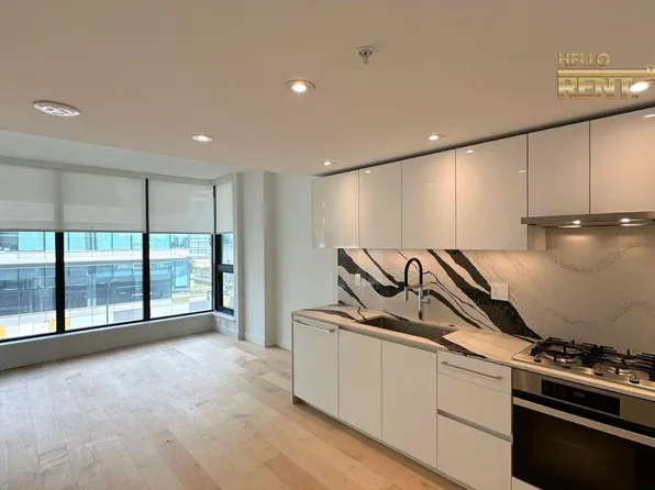 135 E 13th St #304, North Vancouver, BC V7L 2L8