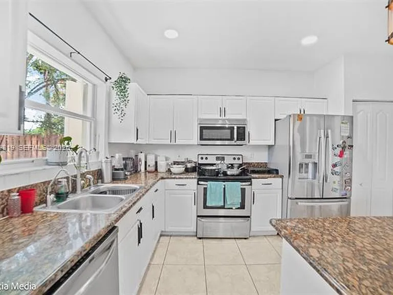 3160 NE 1st Dr #3160 — Photo 9