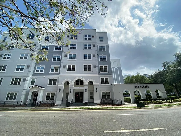 304 E South St #1020 — Photo 1