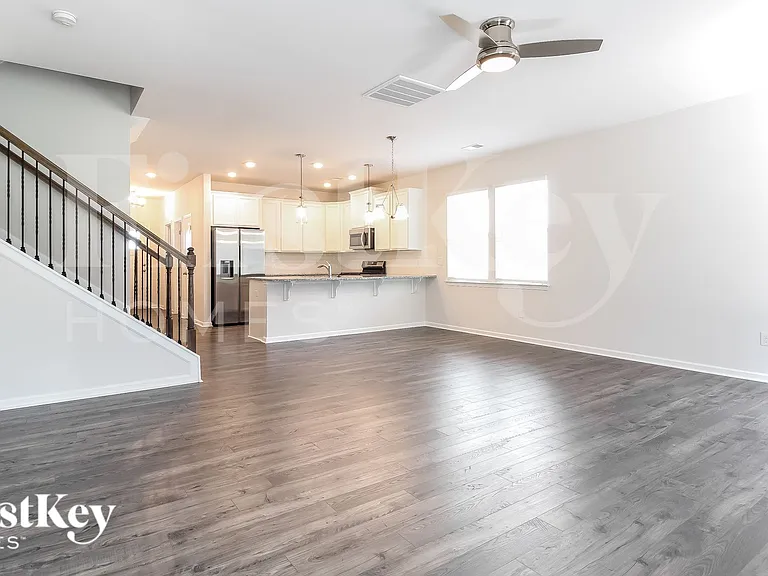 1205 Mission Hill Ln — Photo 3