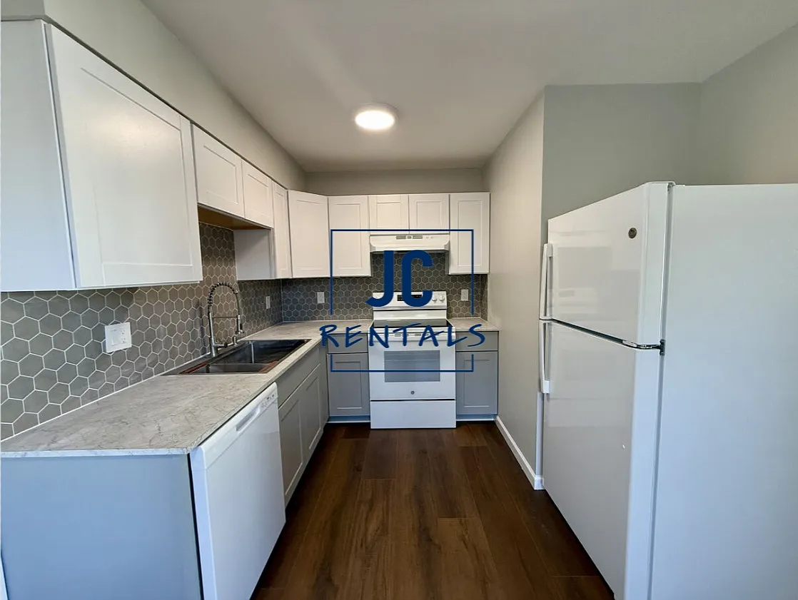 3 bed, 900 sqft, $1,695 — Photo 2