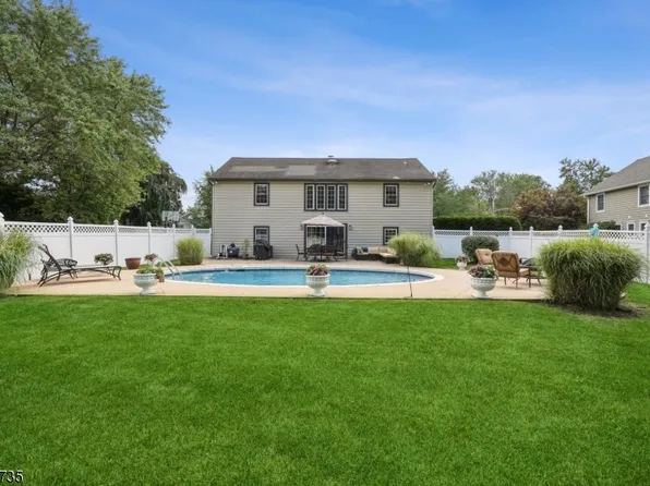 10 Pitcairn Dr, Roseland Boro, NJ 07068