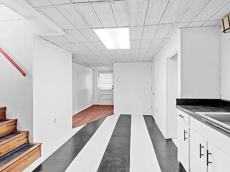 420 Brock St — Photo 11