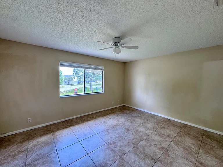 704 Riverside Dr — Photo 17