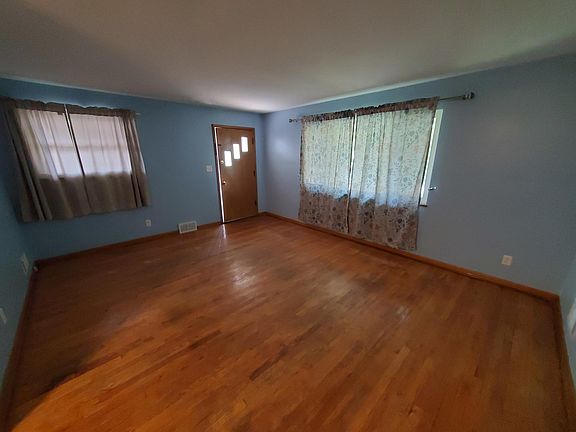 3rd image of 693 Fairlawn Dr