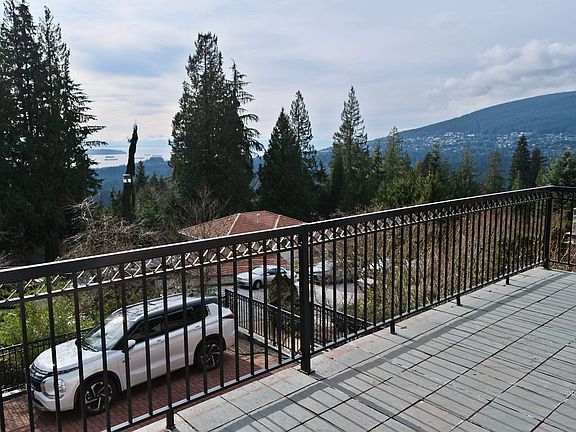 2nd image of 4989 Chalet Pl