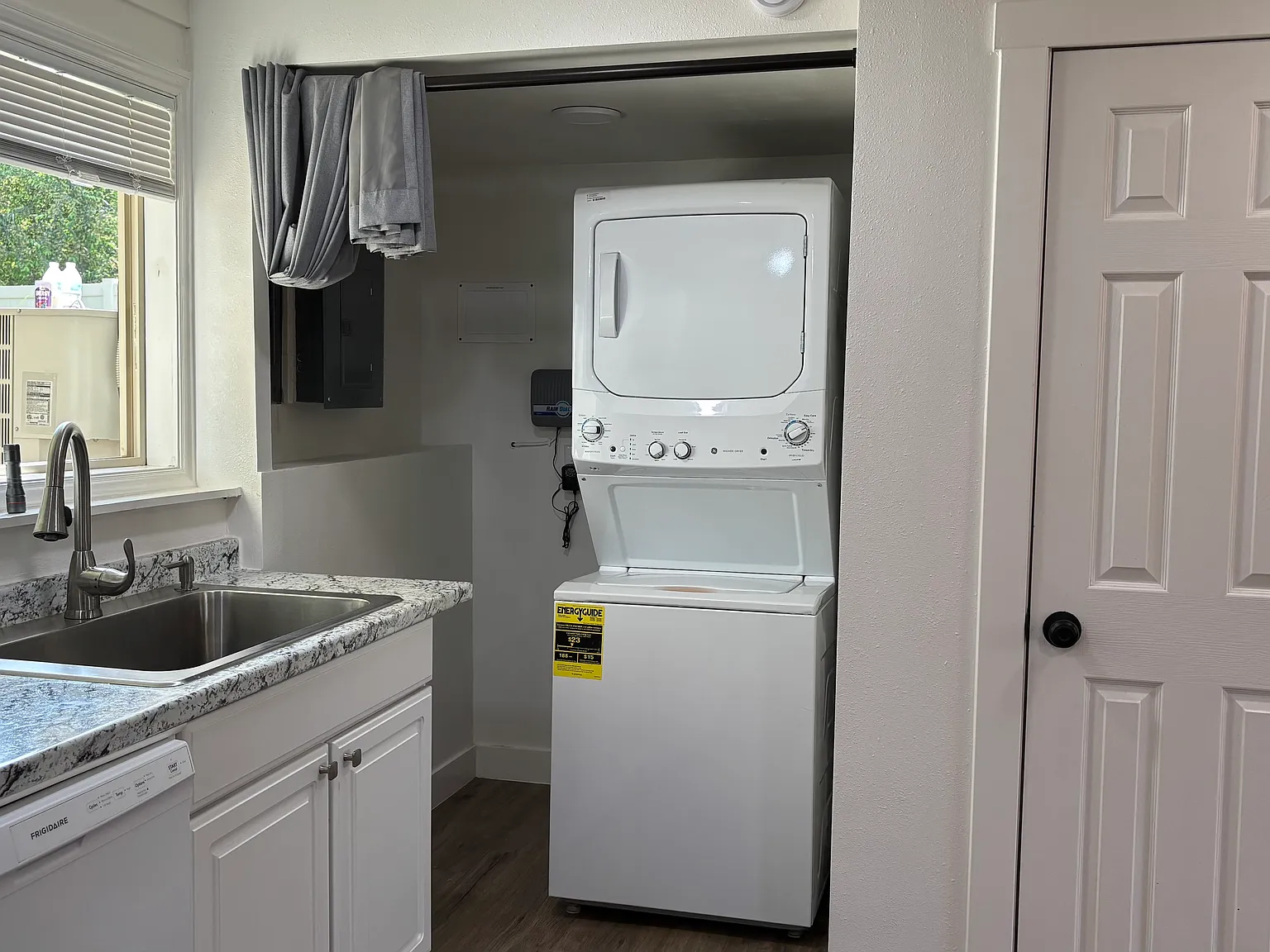 2 bed, 800 sqft, $1,800 — Photo 2