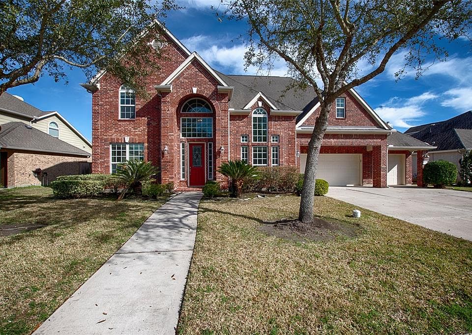 Gorgeous home in Magnolia Creek with 3 car garage. Located in quiet neighborhood close to fabulous schools, shopping and restaurants.