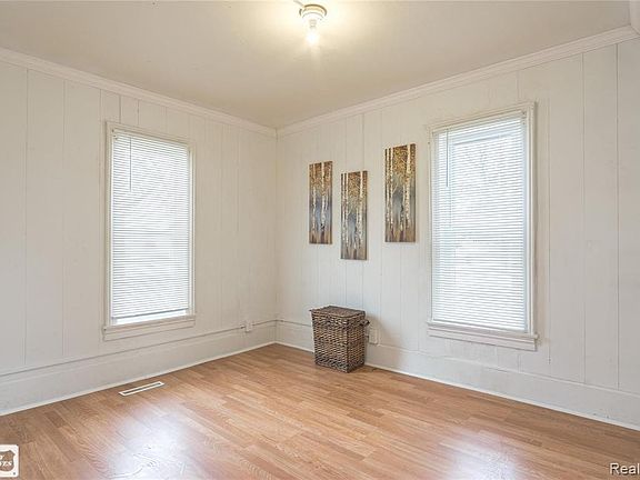 5th image of 107 E Perry St