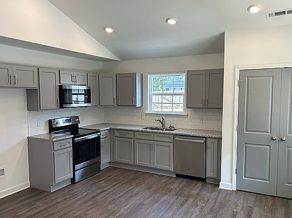 3rd image of 2 Burnett Cir