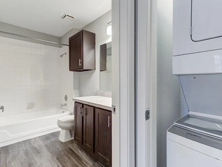 The Lakes of Schaumburg Apartment Homes — Photo 14