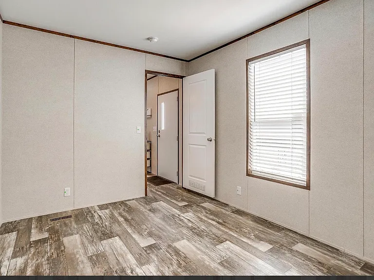 402 W Annex St — Photo 3