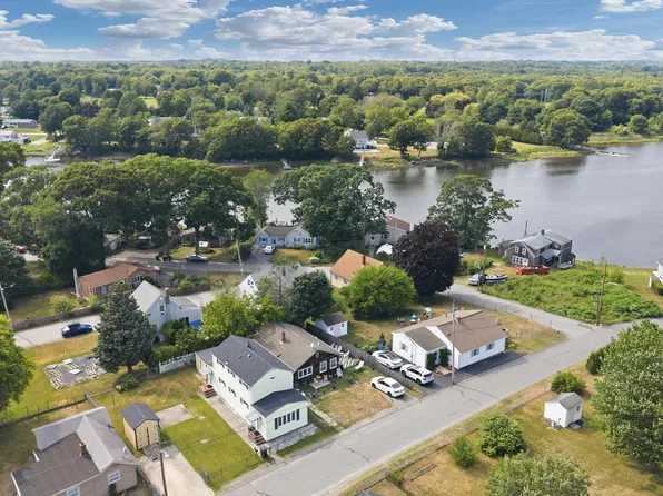 57 Peach St, Swansea, MA 02777