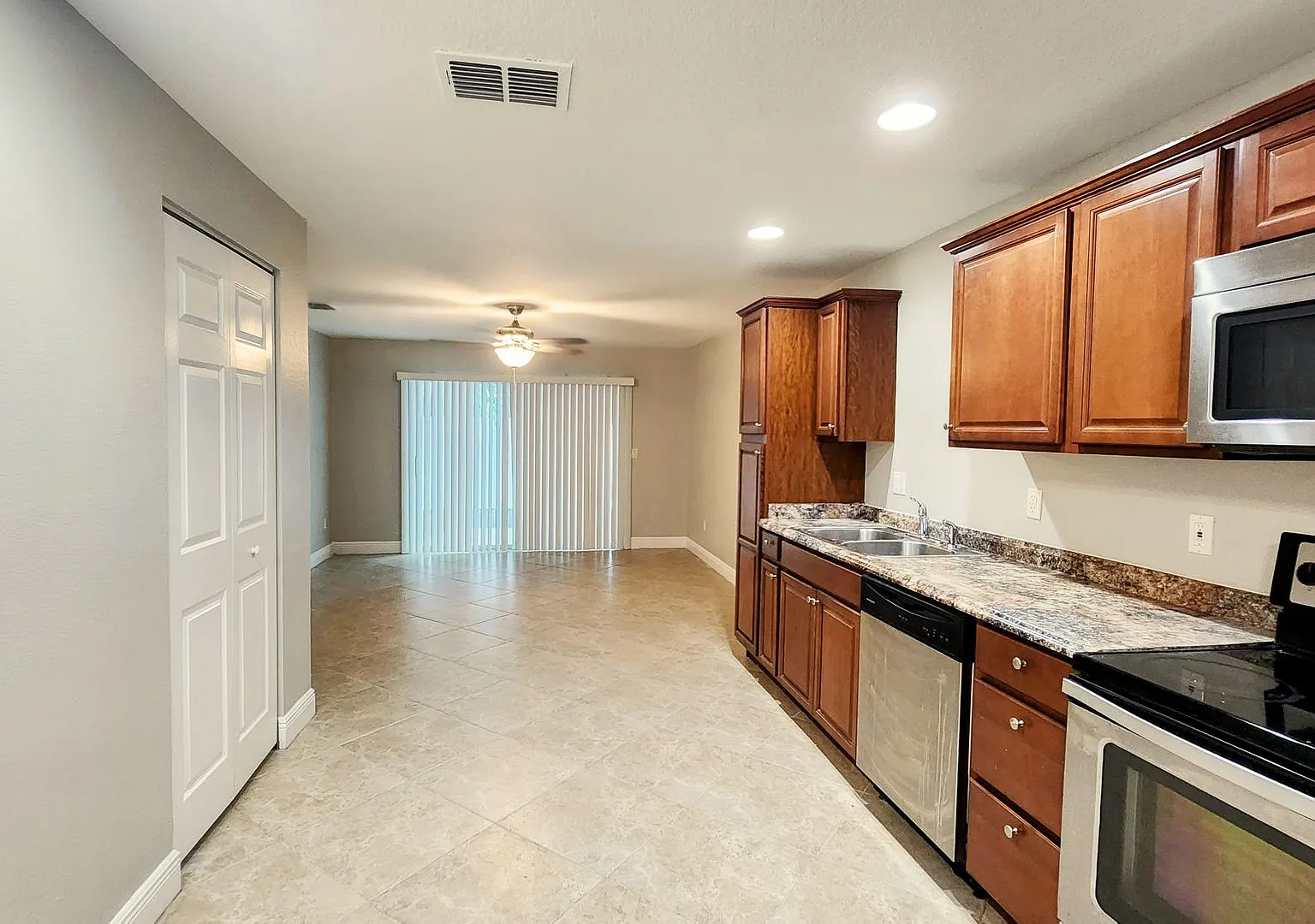 2 Bedroom 2.5 Bath One Month Free For Immediate Move In!! — Photo 2