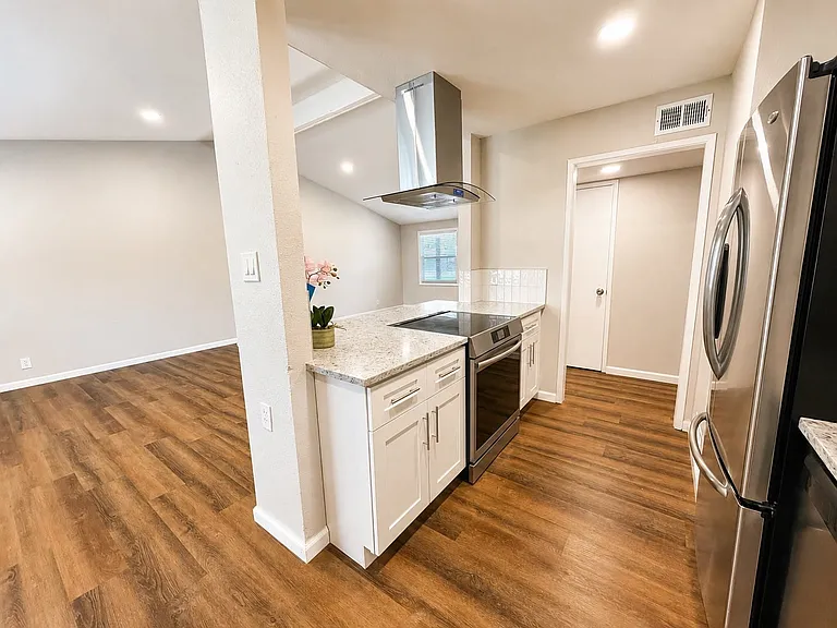901 Melrose Dr — Photo 6