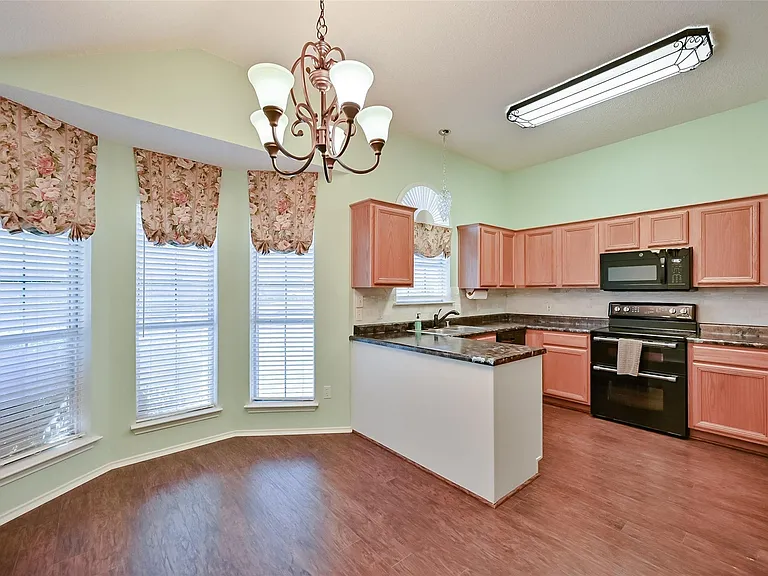 907 Clear Creek Dr — Photo 9